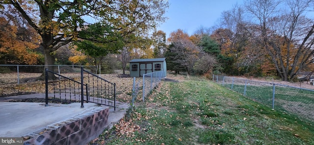 view of yard with a storage unit