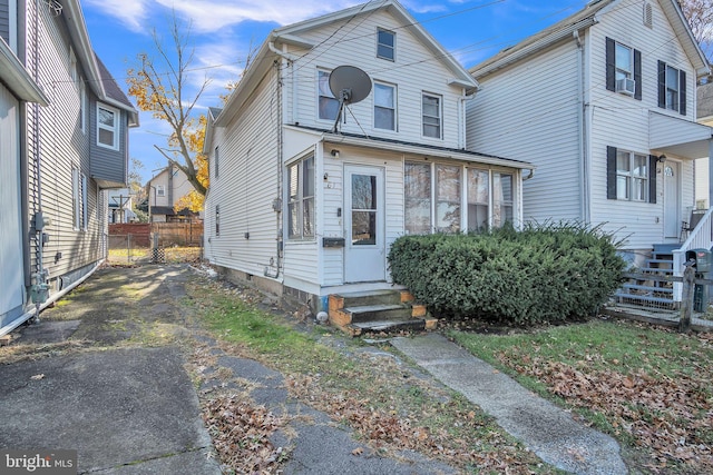 view of front of property