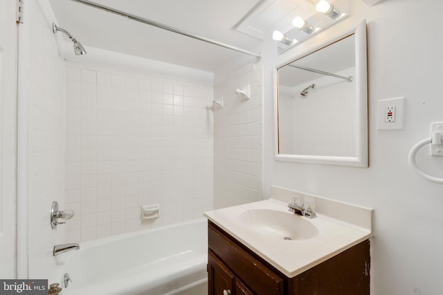 bathroom with vanity and tiled shower / bath