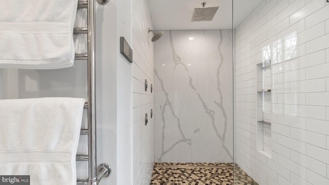 bathroom featuring a tile shower