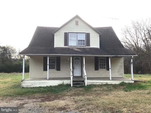 view of front facade featuring covered porch and a front lawn