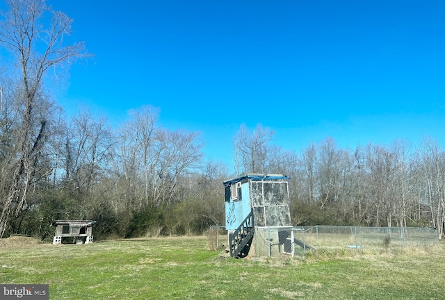 view of yard with an outbuilding