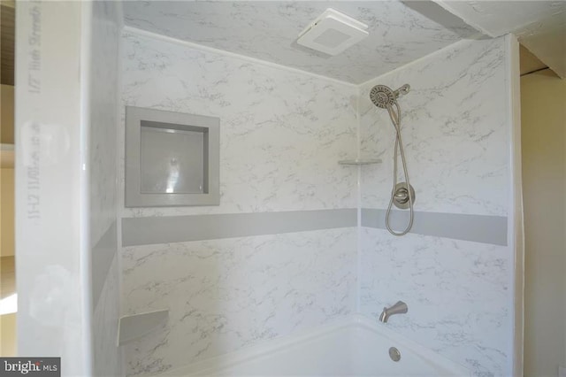 bathroom with tiled shower / bath