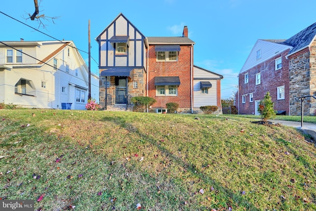 view of front facade with a front yard