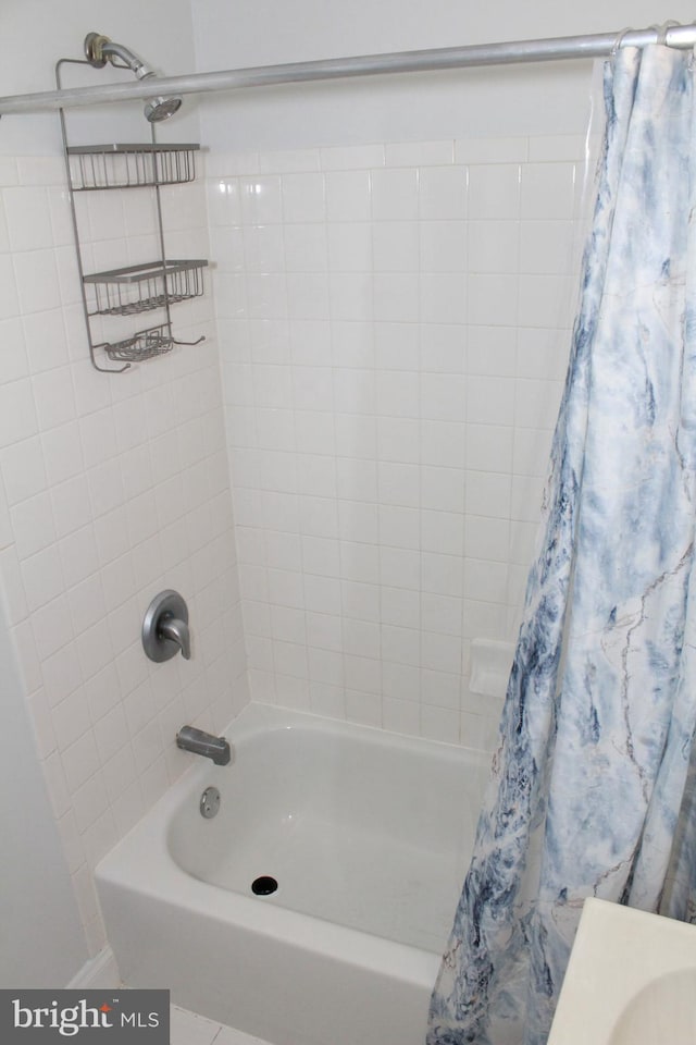 bathroom featuring shower / bath combo