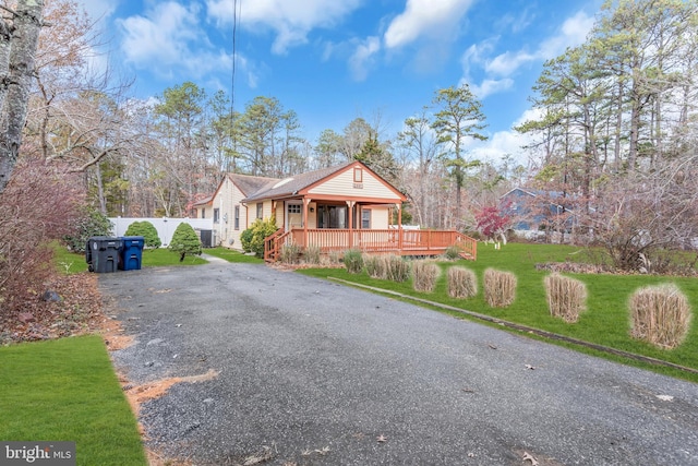 view of front of property with covered porch and a front lawn