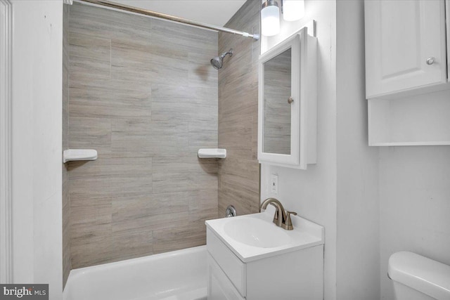 full bathroom with vanity, toilet, and tiled shower / bath