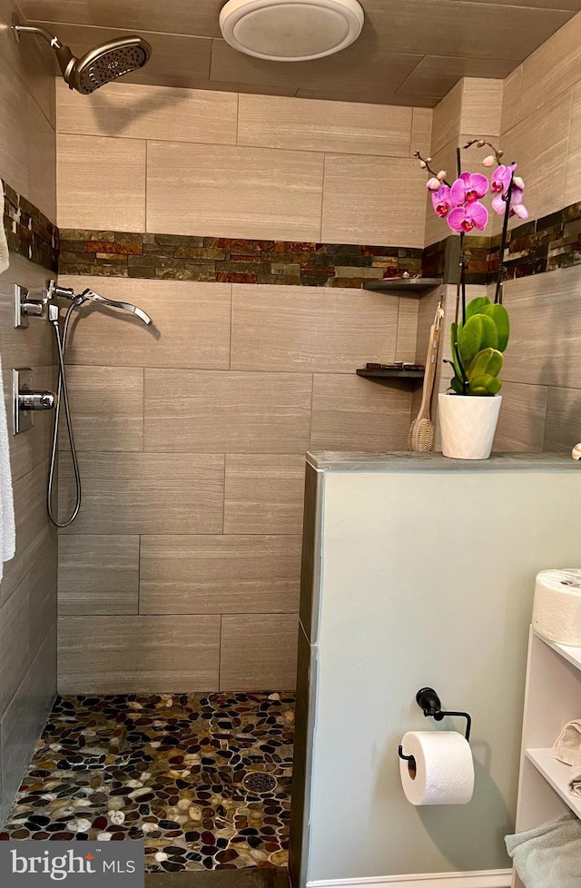 bathroom featuring tiled shower