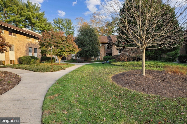 view of home's community featuring a yard