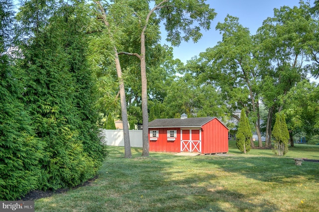 view of yard with a shed