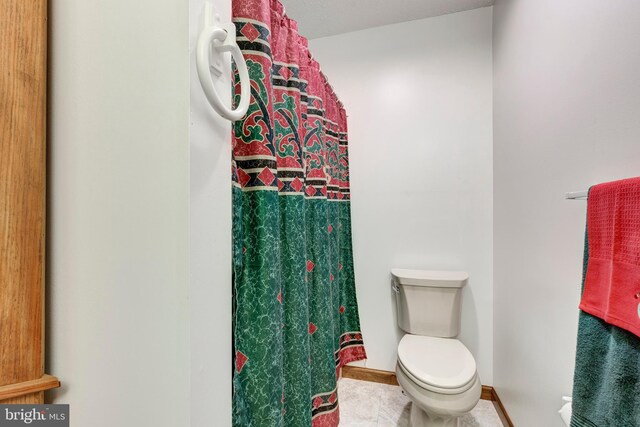 310 Updyke Rd, Littlestown, PA 17340 - bathroom featuring toilet, baseboards, and a shower with curtain