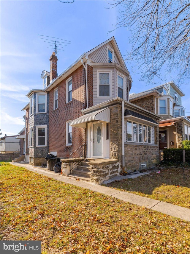 view of front of home featuring a front yard