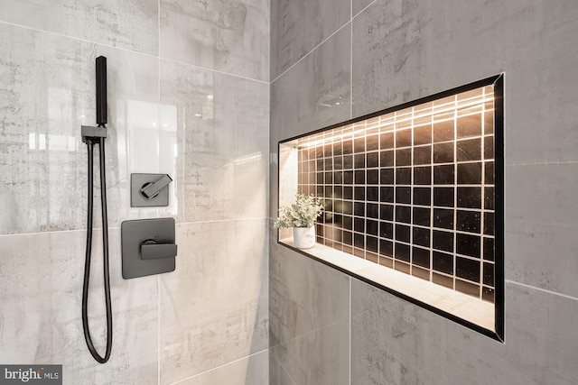 room details featuring a tile shower