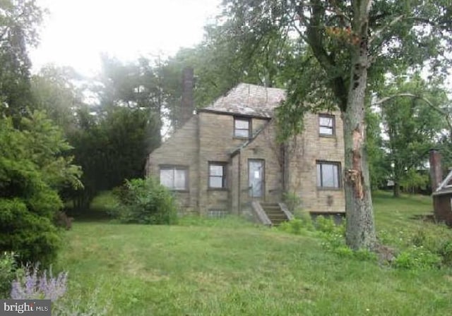 back of house featuring a lawn