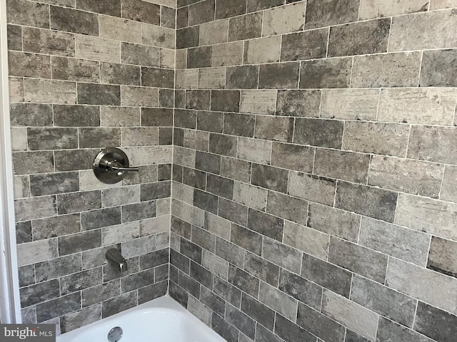 bathroom with tiled shower / bath combo