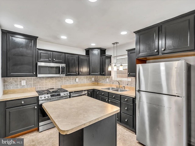 kitchen featuring sink, hanging light fixtures, stainless steel appliances, tasteful backsplash, and a kitchen island