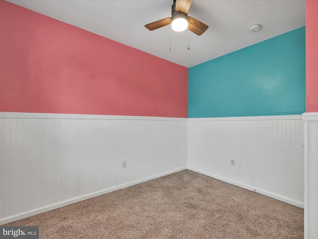 carpeted empty room featuring ceiling fan