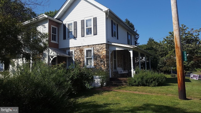 view of side of property featuring a lawn