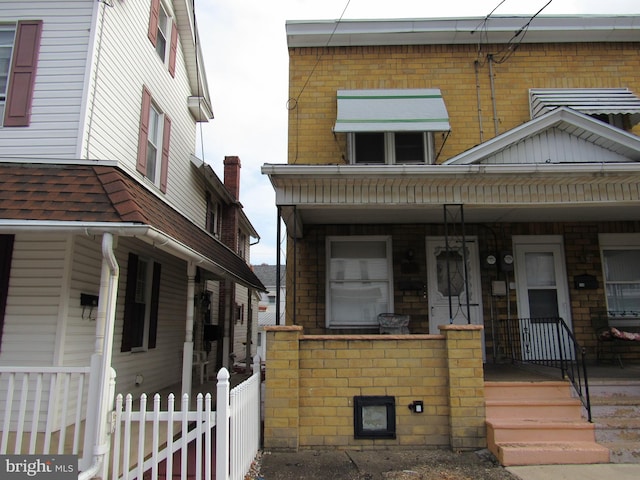 view of front of property featuring covered porch