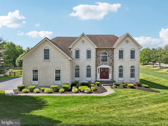 view of front of home featuring a front yard