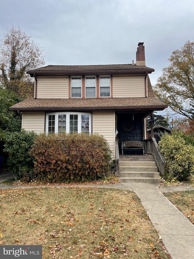 view of front facade with a front lawn