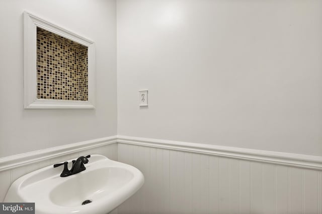 bathroom featuring sink