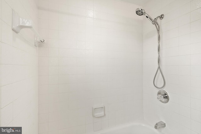 bathroom with tiled shower / bath