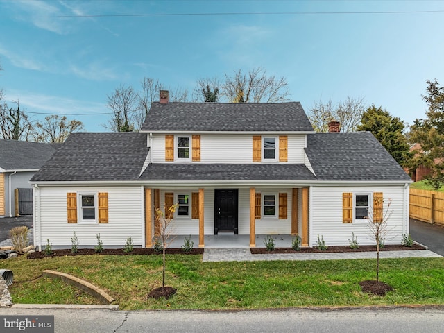 view of front facade featuring a front lawn and a porch