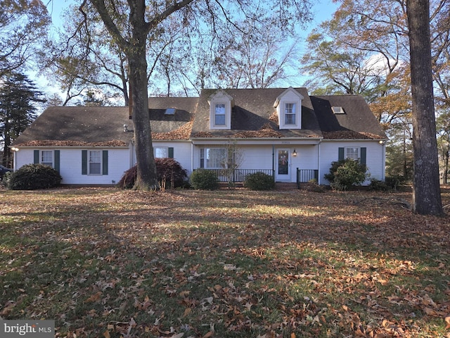 view of front facade featuring a front lawn