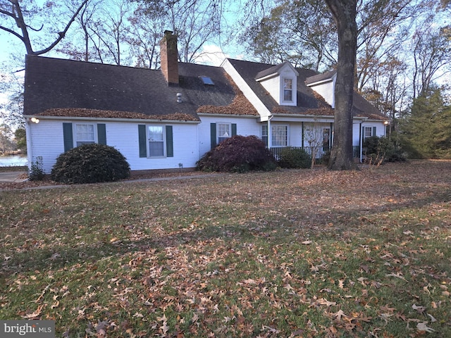 view of front of home featuring a front yard