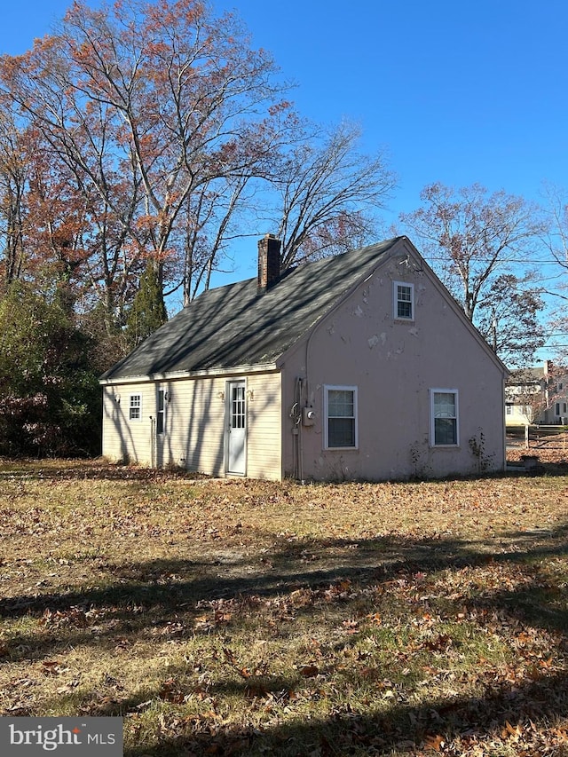 view of side of property featuring a yard