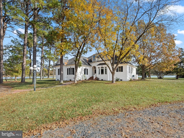 view of front of property featuring a front yard