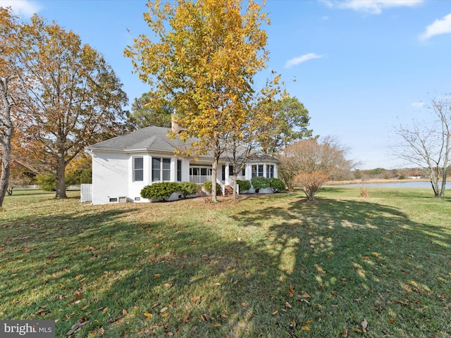 view of front of home featuring a front lawn