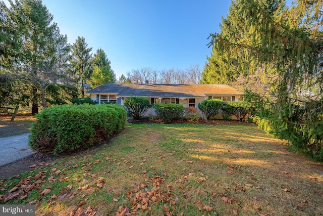 single story home with a front lawn