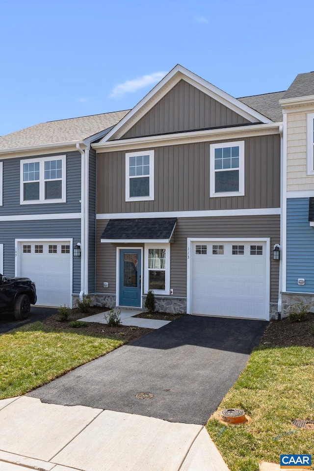 view of front of home featuring a front lawn and a garage