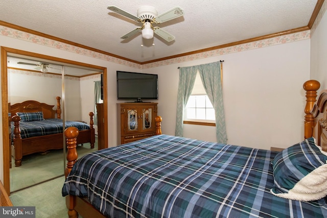 carpeted bedroom featuring ceiling fan, a textured ceiling, and a closet