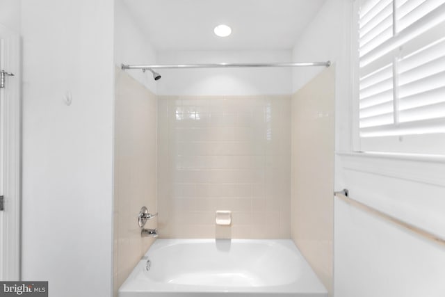 bathroom featuring tiled shower / bath combo