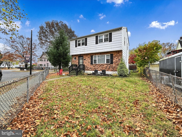 view of front property featuring a front lawn