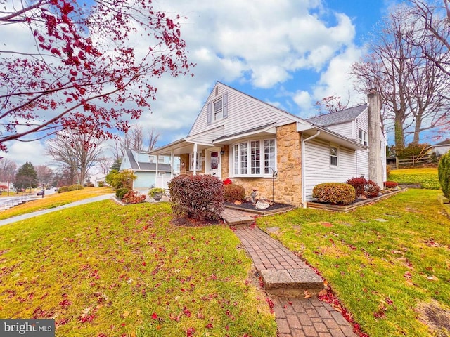 view of front of home featuring covered porch and a front yard