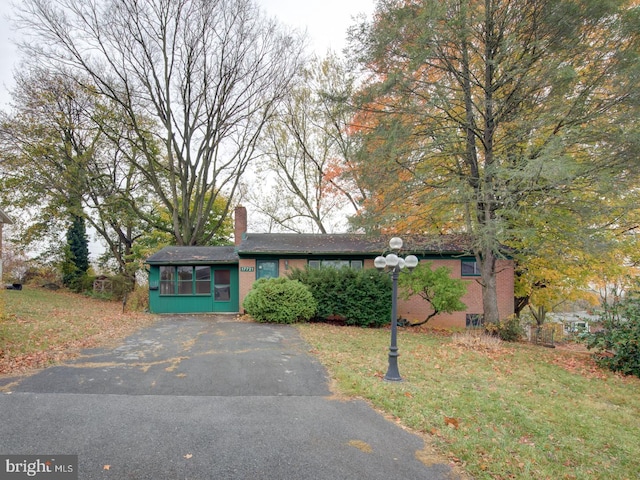 view of front of property featuring a front yard