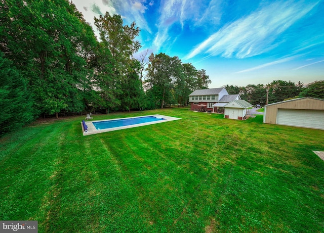 view of yard with an outdoor structure and a garage