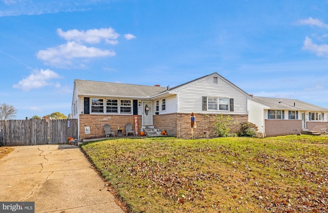 view of front of home with a front lawn