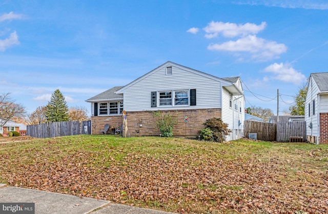 view of front of property featuring a front yard