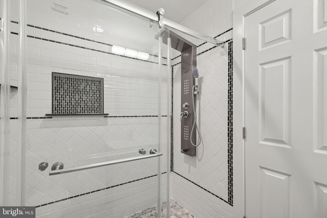 bathroom featuring tiled shower