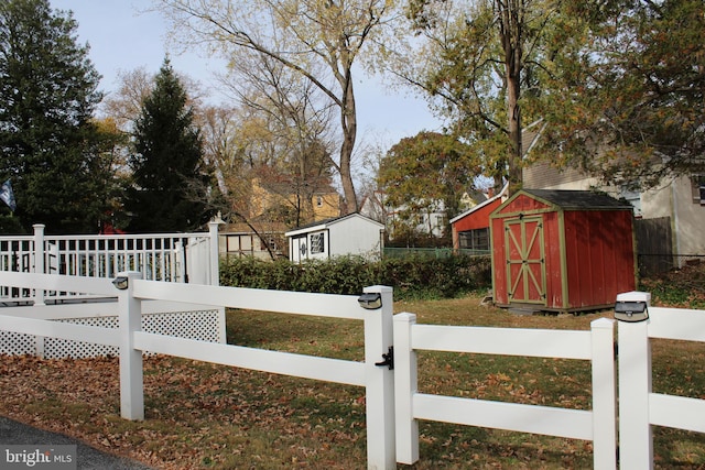 view of yard with a storage unit