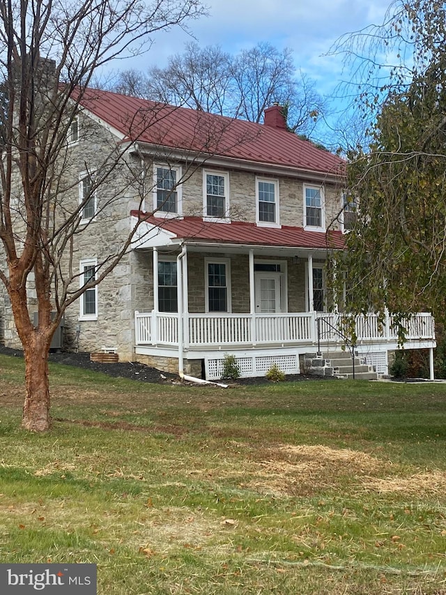 view of front of property featuring a front lawn and a porch