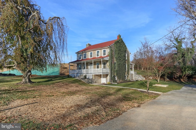 view of front facade featuring a porch and a front lawn