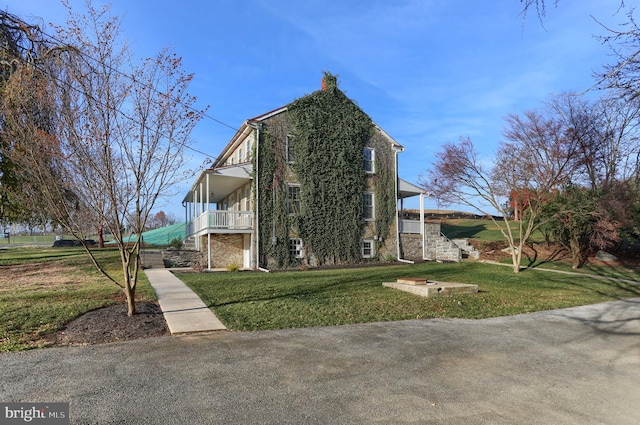 view of front facade featuring a front yard