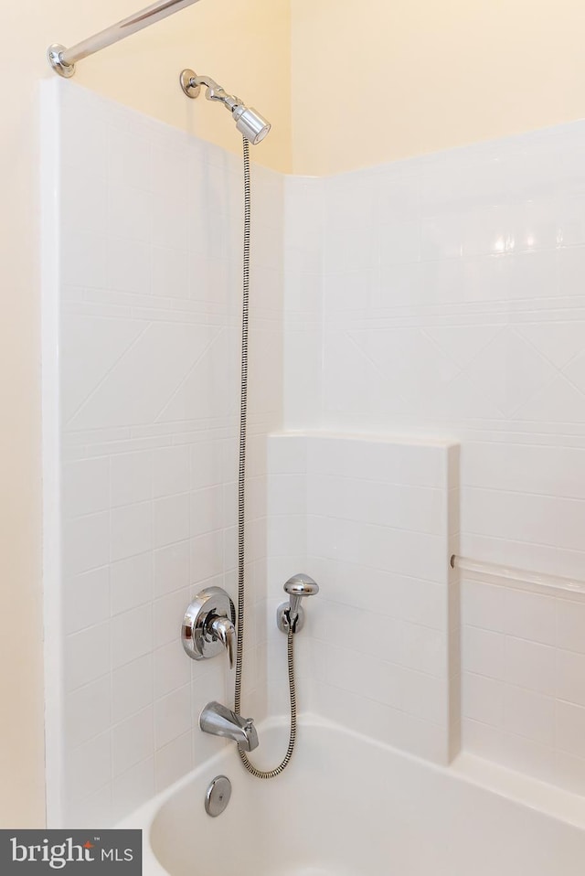 room details featuring tiled shower / bath combo