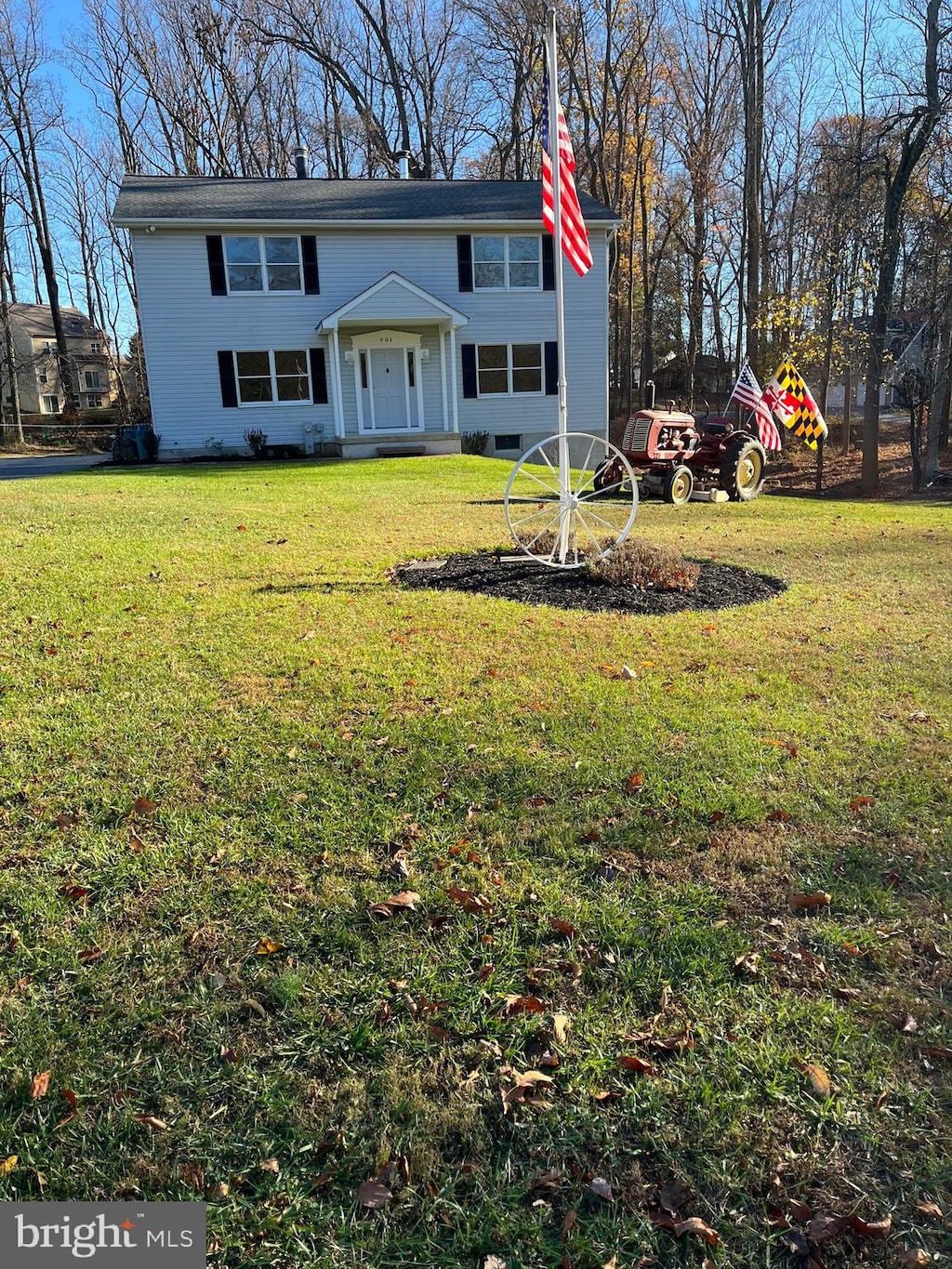 view of front facade with a front lawn